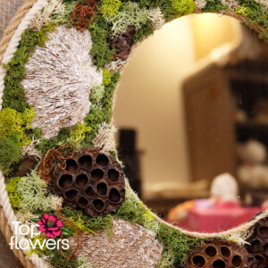 Кръгло огледало с зелена декорация и натурални материали