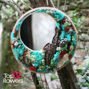 Тюркоазена арт инсталация с мъх и огледало в природна среда