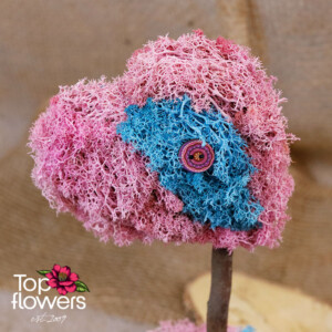 Ceramic pot with Scandinavian moss and decorative elements – flowers and décor