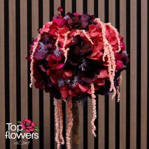 Детайл от арт дръвче с наситени цветя и висящи елементи