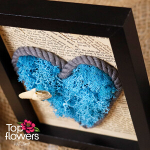 Детайл от жива картина със скандинавски мъх и сърцевидна форма