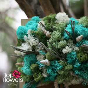 Арт композиция с мъх и морски акценти в дървена рамка