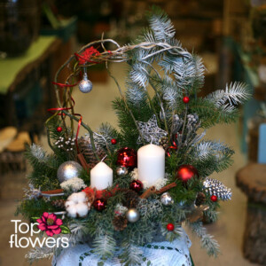 Арт инсталация Зимна хармония със свещи и естествен горски мъх