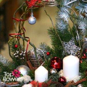 Detail of a winter art installation with candles and festive decorations Детайл от зимна арт инсталация със свещи и празнични декорации