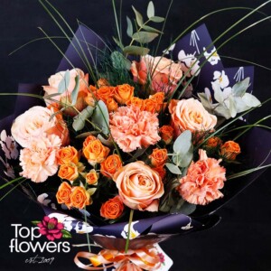 Madeline bouquet – peach and pink tones, fresh seasonal greenery