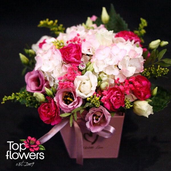 Romantic hat box with hydrangea, eustoma, and carnations – “Midnight Kiss” by Top Flowers