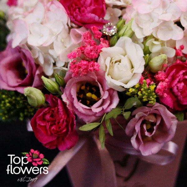 Detail of the “Midnight Kiss” arrangement – soft flowers in pink and white with fresh greenery