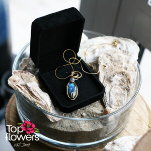 Детайл на колие с лабрадорит и златиста рамка