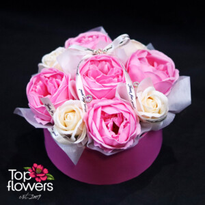 A delicate gesture with premium soap roses