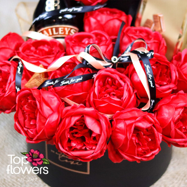 Exclusive gift set with red soap roses