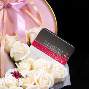 Luxury gift box with roses and Bottega liqueur