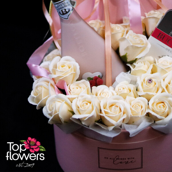 Elegant arrangement with eternal roses and a sweet touch