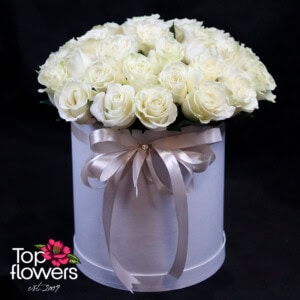 Delicate box with premium white roses – the perfect gift for any occasion