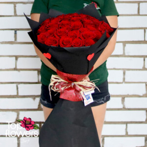 Striking look of the 31 Red Roses Deluxe bouquet – passion and elegance