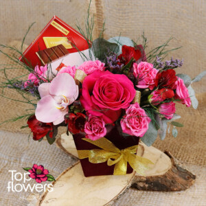 Аранжировка Страст и шоколад с рози и шоколад Merci – магазин за цветя