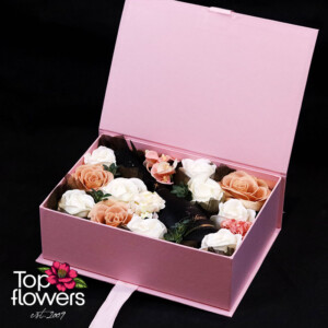 Сапунени рози с просеко в луксозна картонена кутия – доставка на цветя и подаръци