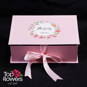 Затворена луксозна кутия със сатенена панделка – стилен подарък