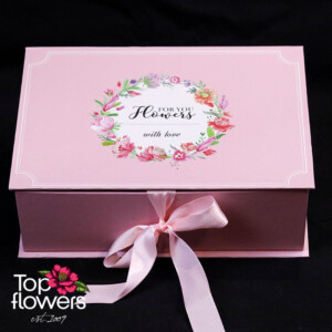 Затворена луксозна кутия със сатенена панделка – подарък от онлайн магазин за цветя