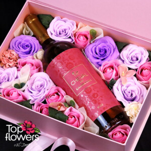 Детайл на сапунени рози и вино Cheval De Katarzyna rosé