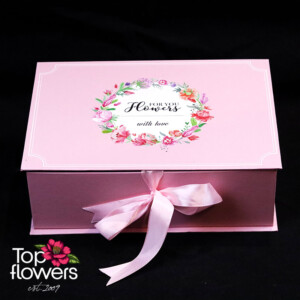 Затворена розова кутия със сатенена панделка – стилен подарък от онлайн магазин за цветя