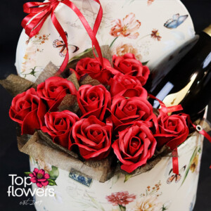 Луксозна кутия със сапунени рози и просеко – стилно предложение от магазин за цветя