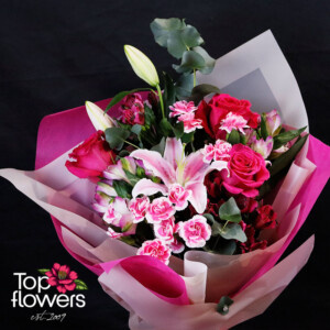 Детайл на букет Фуксия с розови цветя и зеленина