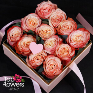 рози в кутия Прасковена любов – магазин за цветя