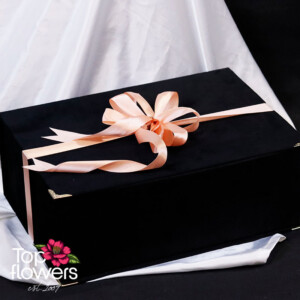 Closed velvet box with ribbon – a luxurious floral gift