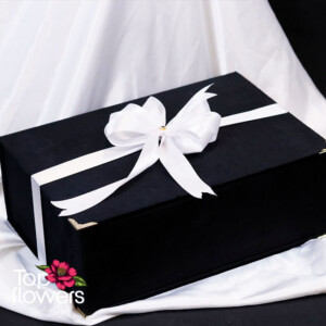 Closed velvet box with a white ribbon – elegant floral gift