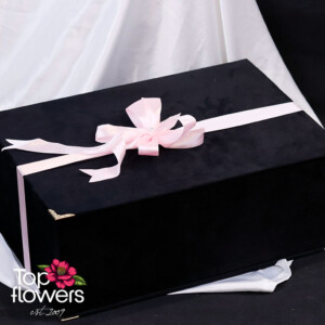 Closed velvet gift box with satin ribbon – flower delivery