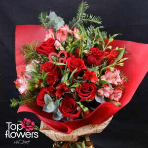 Детайл на червени еквадорски рози в DELUXE букет