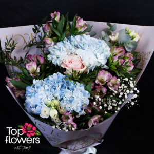 Детайл на букет с хортензия и луксозна опаковка – стилни цветя с доставка