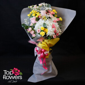 пастелен букет с еквадорски рози и зеленина – цветя