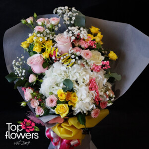 нежен букет с рози и хортензия – доставка на цветя