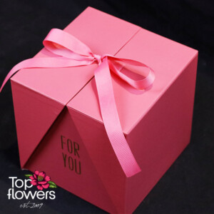 Sunny Compliment | Soap Roses in a Box Yellow soap roses with Ferrero Rocher and Scandinavian moss – gift from a flower shop