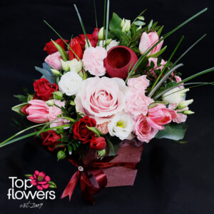 Аранжировка Шепотът на сърцето с рози и лалета