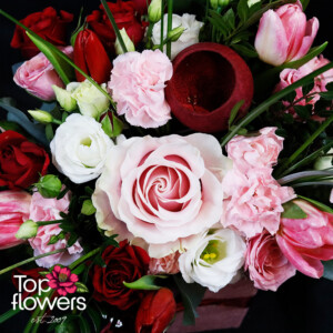 Романтична композиция в велурен панер