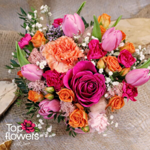 Цветна композиция с роза, мини рози и лалета