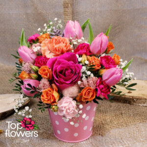 Аранжировка от рози и лалета Сладък флирт в метална кофичка