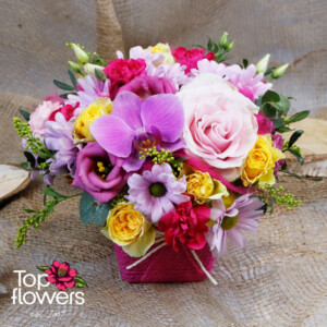 Аранжировка Тропическо сияние с орхидея и роза