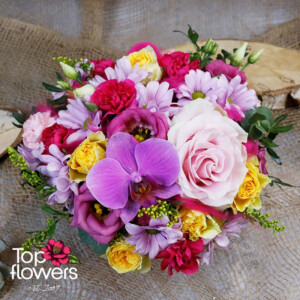 Аранжировка с рози и орхидея за подарък