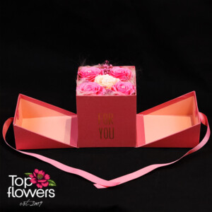 Розов шепот | Сапунени рози в кутия Отворена кутия с розови рози и сатенена панделка