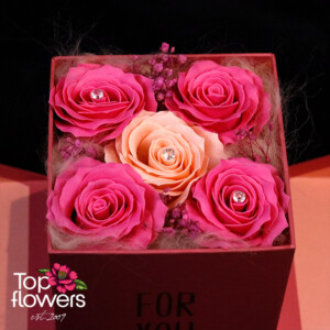 Сапунени рози в подаръчна кутия с декоративни елементи