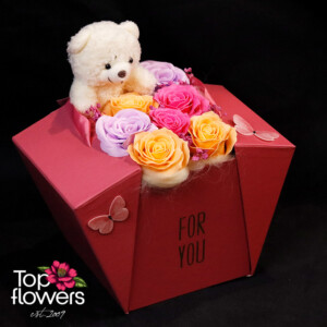 Луксозна кутия с цветя и мече подходяща за подарък с доставка на цветя