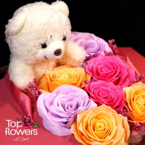 Цветна прегръдка | Сапунени рози с плюшено мече Детайл на цветя сапунени рози с мече и цветна композиция