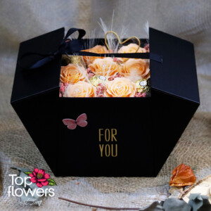 Луксозна кутия със сапунени рози и Ferrero Rocher от магазин за цветя