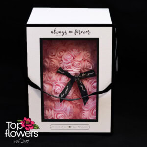 Розово мече от изкуствени рози в подаръчна кутия с прозорец