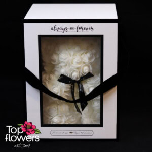 Бяло мече от изкуствени рози в подаръчна кутия с прозорец