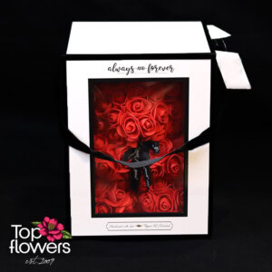 Червено мече от изкуствени рози в подаръчна кутия с прозорец