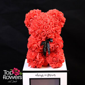 Мече от изкуствени рози в кутия | Червено Декоративно мече от червени рози със сатенена панделка